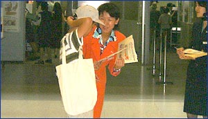 チラシの配布(羽田空港にて)